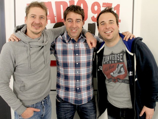 Club-Trainer Rene Weiler (Mitte) zu Besuch in der „King Gong Show“ der Club- Stadionsprecher Guido Seibelt (links) und Martin Siegordner (rechts).