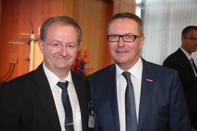 Thomas Pirner begrüßt den Hauptgeschäftsführer der Handwerkskammer Nürnberg für Mittelfranken, Prof. Dr. Elmar Forster (l.). | Foto: © bayernpress