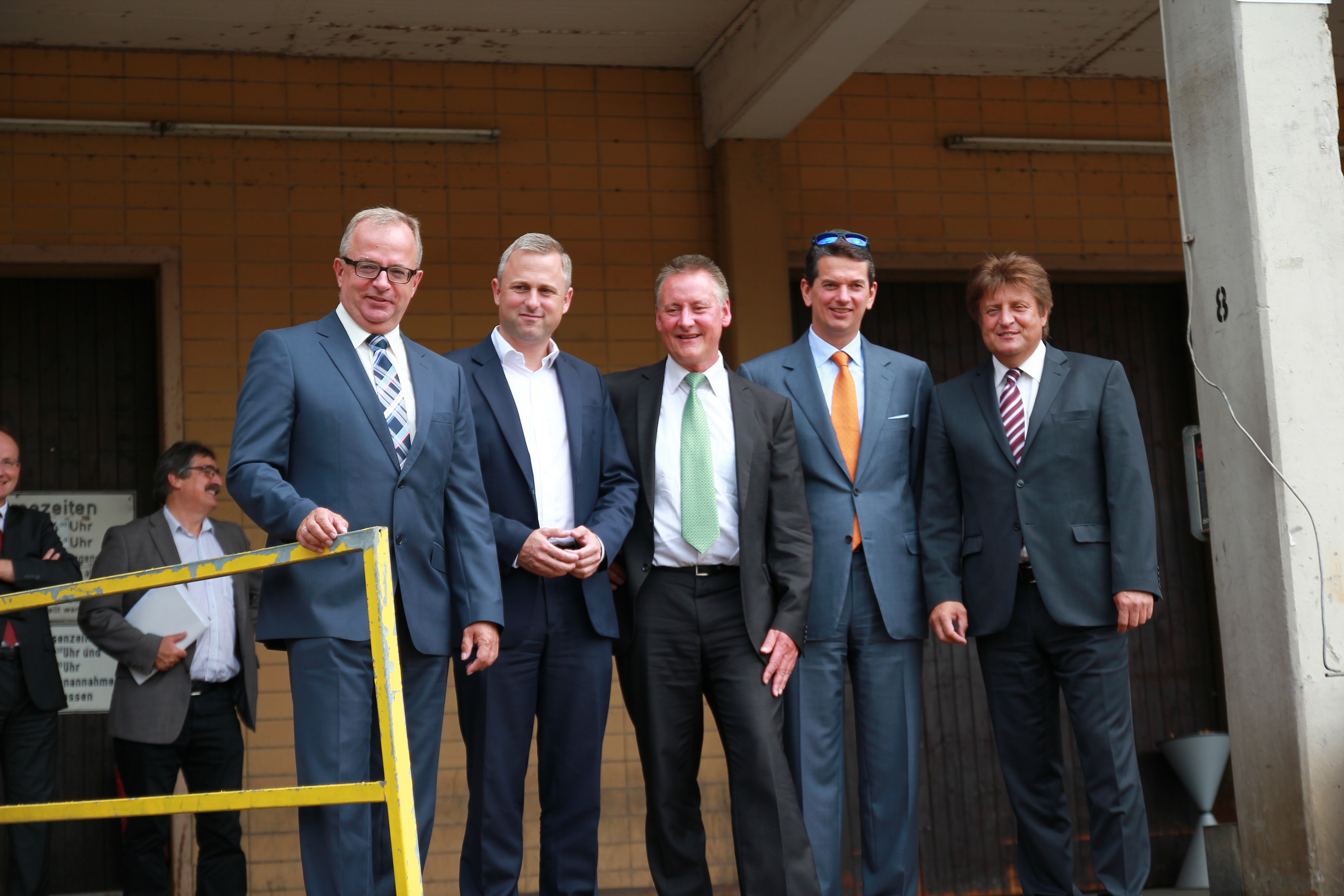 Norma-Niederlassungsleiter Christoph Hegen, ESW-Geschäftsführer Hannes B. Erhardt, OB Thomas Jung, Uvex-Chef Michael Winter und Norma-Vorstand Gerd Köber (v.li.n.re.) blicken allesamt zuversichtlich in die Zukunft.