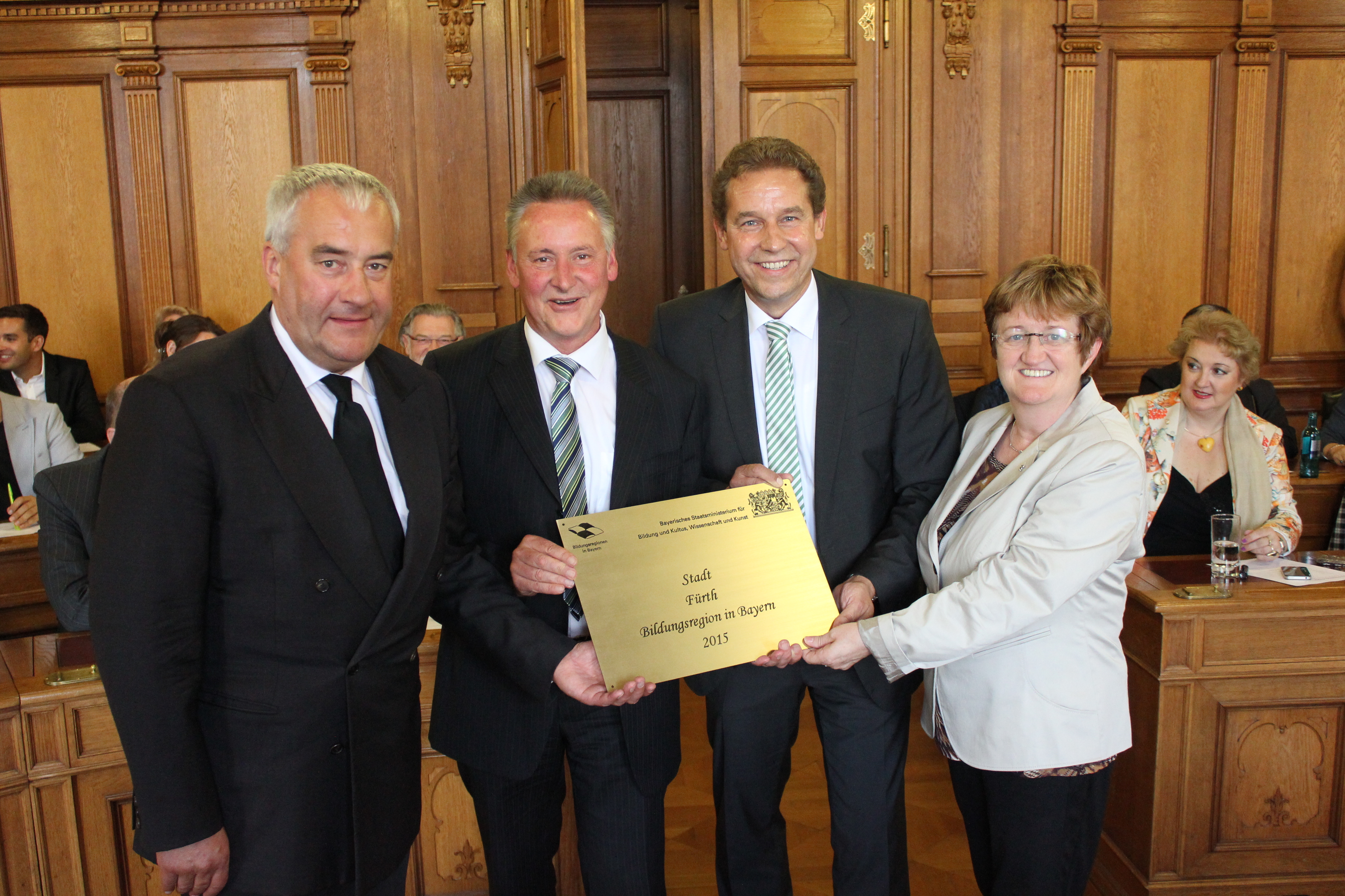 Große Freude bei Fürths Sozialreferentin Elisabeth Reichert, Bürgermeister Markus Braun und OB Thomas Jung über das von Minister Ludwig Spaenle (v.re.n.li.) überreichte Bildungs-Siegel. Foto: Ebersberger