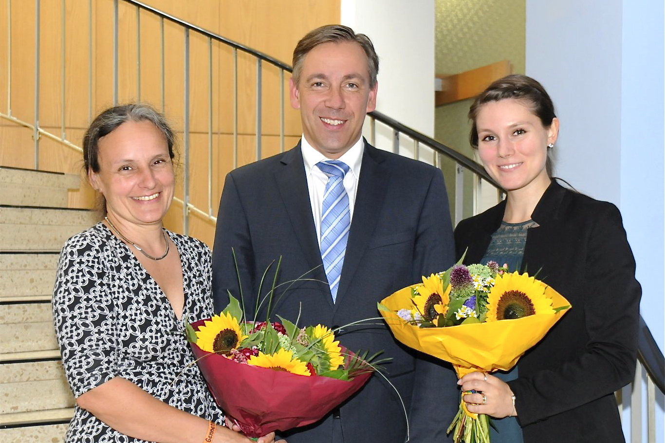 Landrat Alexander Tritthart verabschiedet die langjährige Abteilungsleiterin für Sicherheit und Ausländerrecht, Kathrin Gensler (l.), und begrüßt ihre Nachfolgerin Kristin Romanek (r.). Foto: LRA ERH