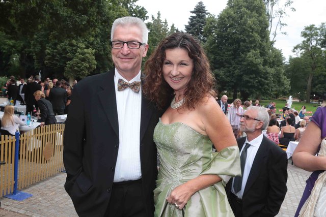 Stammgäste auf dem Sommer Nachts Ball: Theaterintendant Werner Müller und die TV-Moderatorin Karin Schubert | Foto: bayernpress