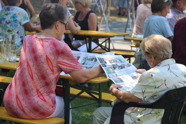 Die Mitternachtszeitung fand auch beim Stadtpark-Frühschoppen interessierte Leser. | Foto: tom
