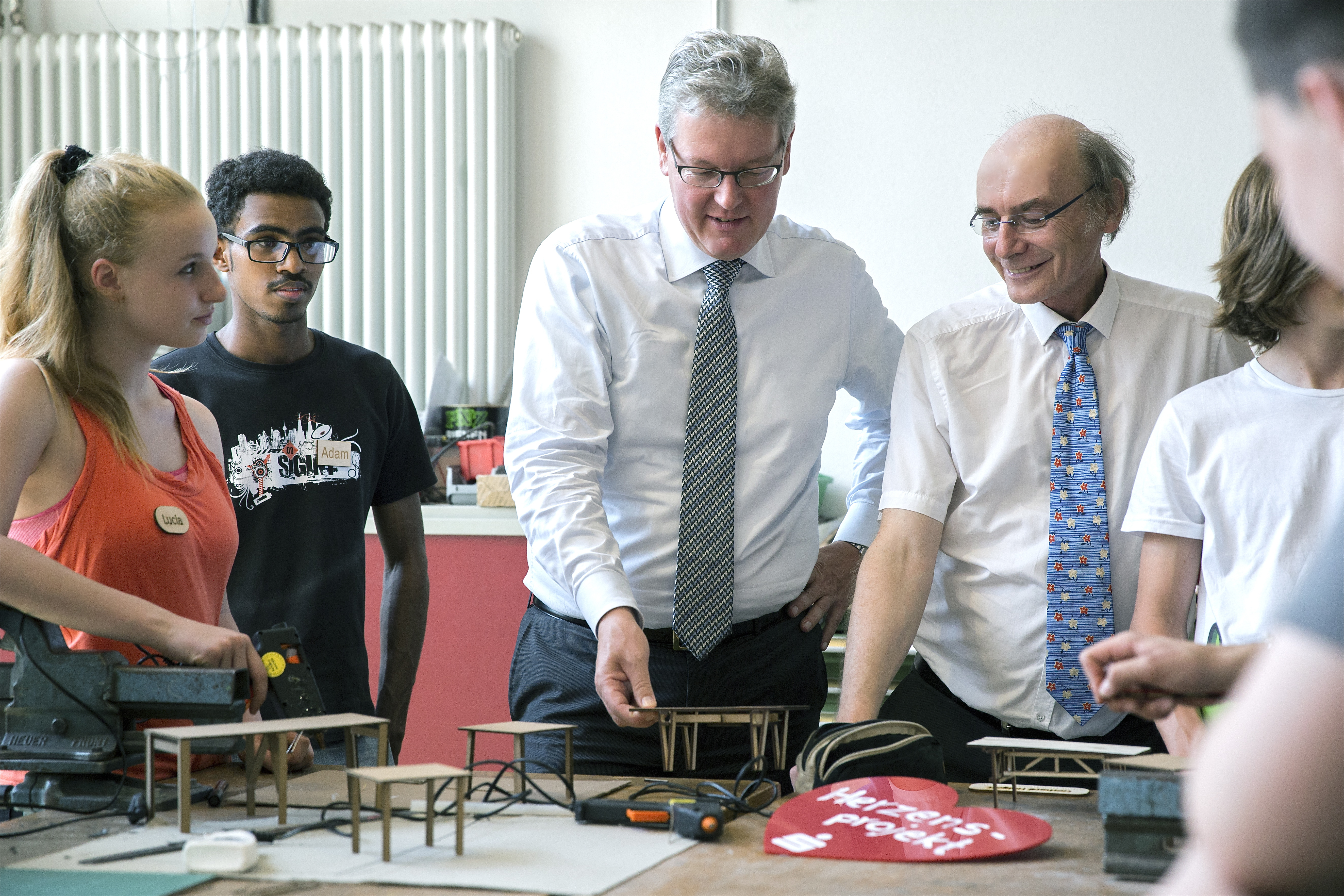Dr. Matthias Everding, Vorstandsvorsitzender der Sparkasse Nürnberg und Gerhard Helgert, Vorsitzender
des Schulvereins, mit Workshopteilnehmern. Foto: SN