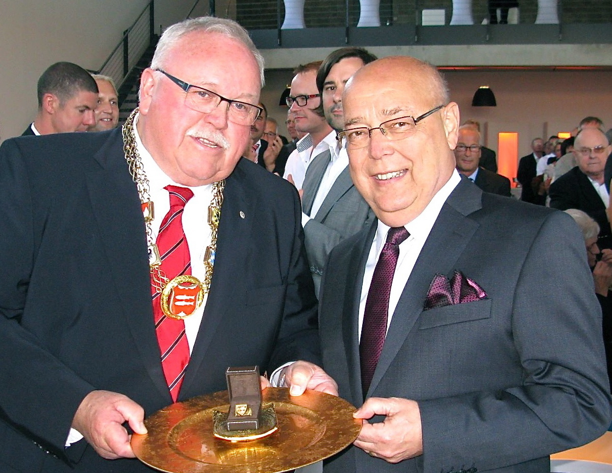 Bürgermeister Franz Streit übergab seinem Amtskollegen den Ehrenring der Stadt Forchheim. Foto: Martin Rosenbauer