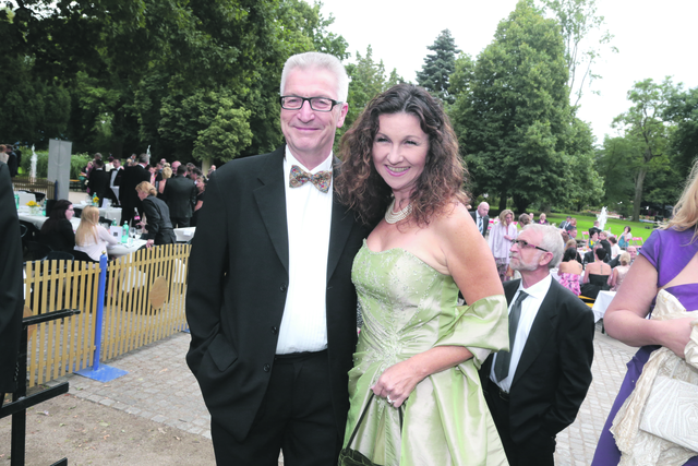 Werner Müller, Intendant am Fürther Theater, mit Karin Schubert. | Foto: bp/Verena und Udo Dreier/Tom Schreiner