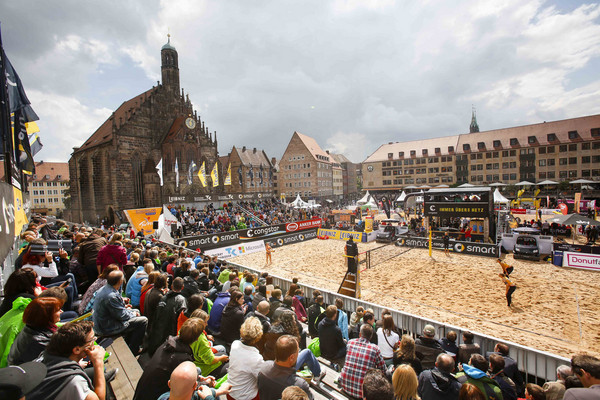 Der Hauptmarkt mit der Frauenkirche im Hintergrund bietet eine einmalige Kulisse für die Beach-Volleyballer.