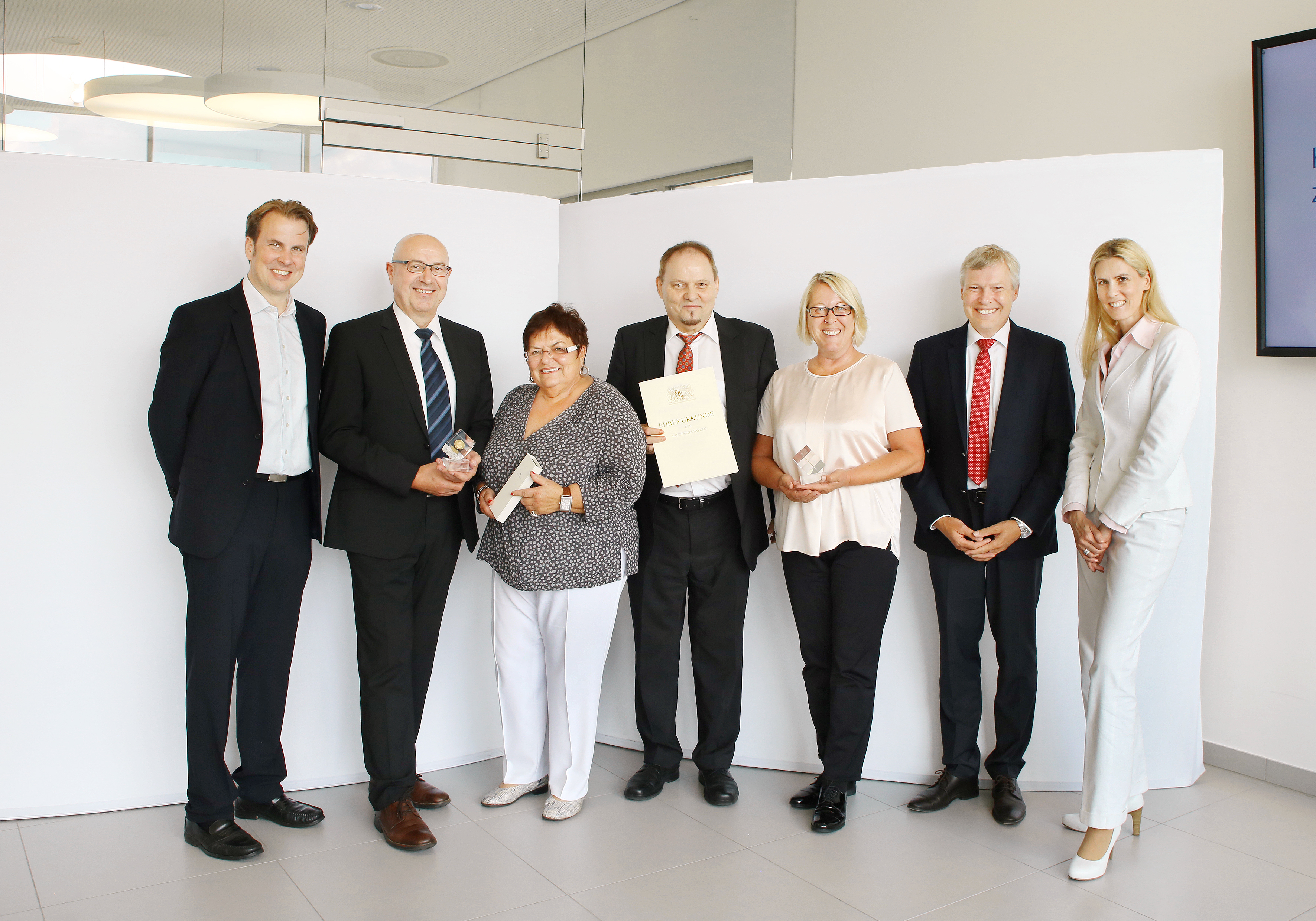 Glückliche Gesichter bei der Ehrung (v.l.) Michael Oschmann, Wolfgang Rasch, Renate Brügmann, John R. Braun, Gabriela Schambeck, Harald Greiner und Constanze Oschmann.