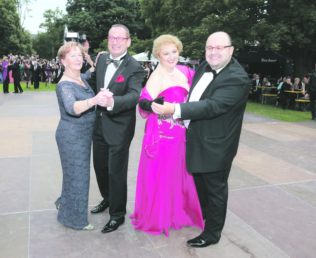 Volker Heißmann mit Mutter Marlene (l.) und Landtagsabgeordnete Petra Guttenberger mit Unternehmer Thomas Blösel eröffneten den Ball. | Foto: bp/Verena und Udo Dreier/Tom Schreiner