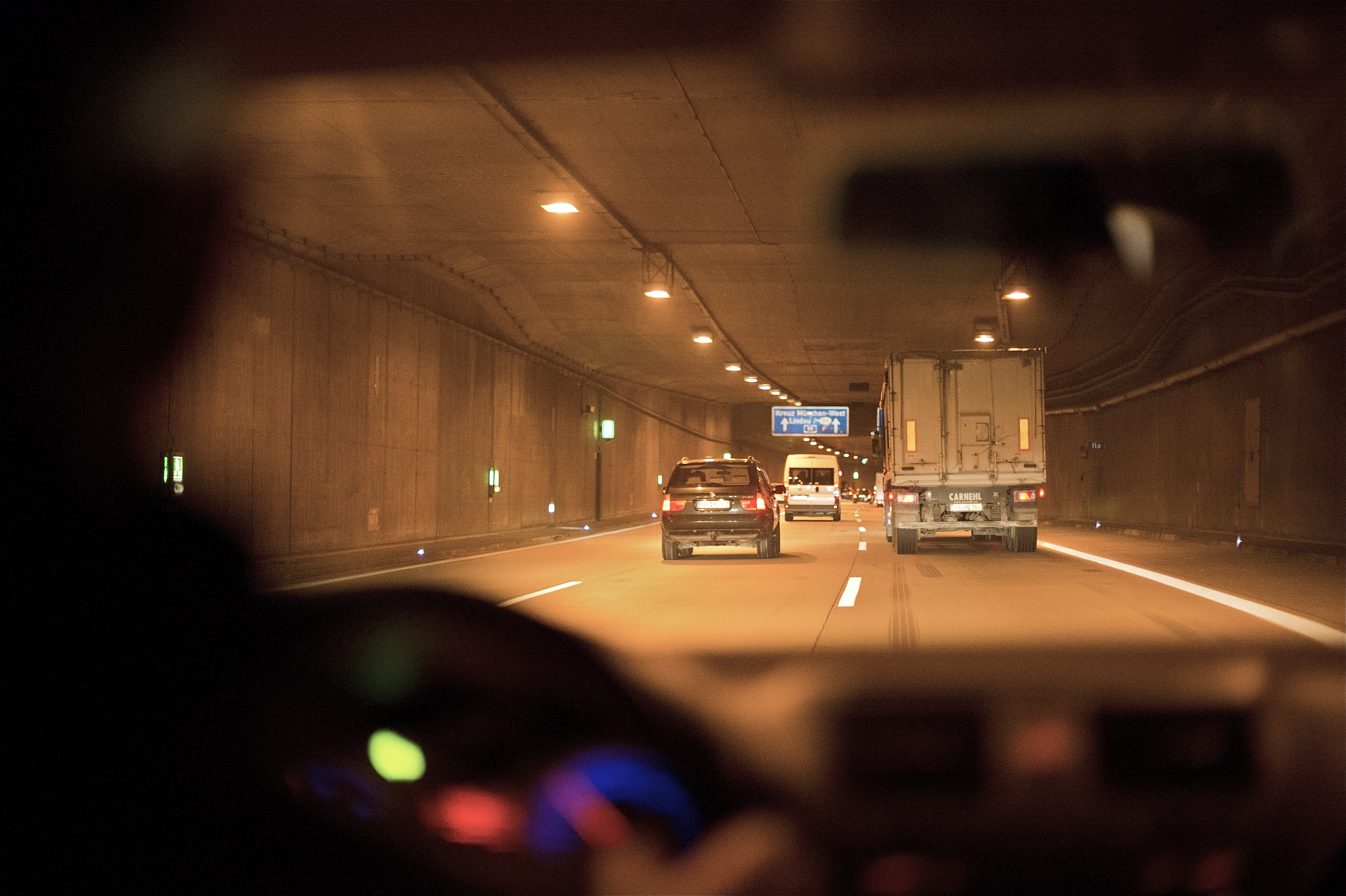 Erhöhte Konzentration ist auf jeden Fall gefragt: Die Fahrt durch einen Tunnel steckt längst nicht jeder Autofahrer einfach so weg. Symbolfoto: Auto-Medienportal.Net/ADAC