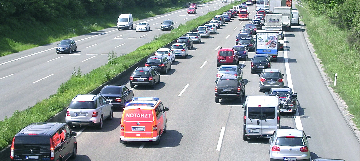 Eine mustergültige Rettungsgasse. Foto: Auto-Medienportal.Net/ADAC