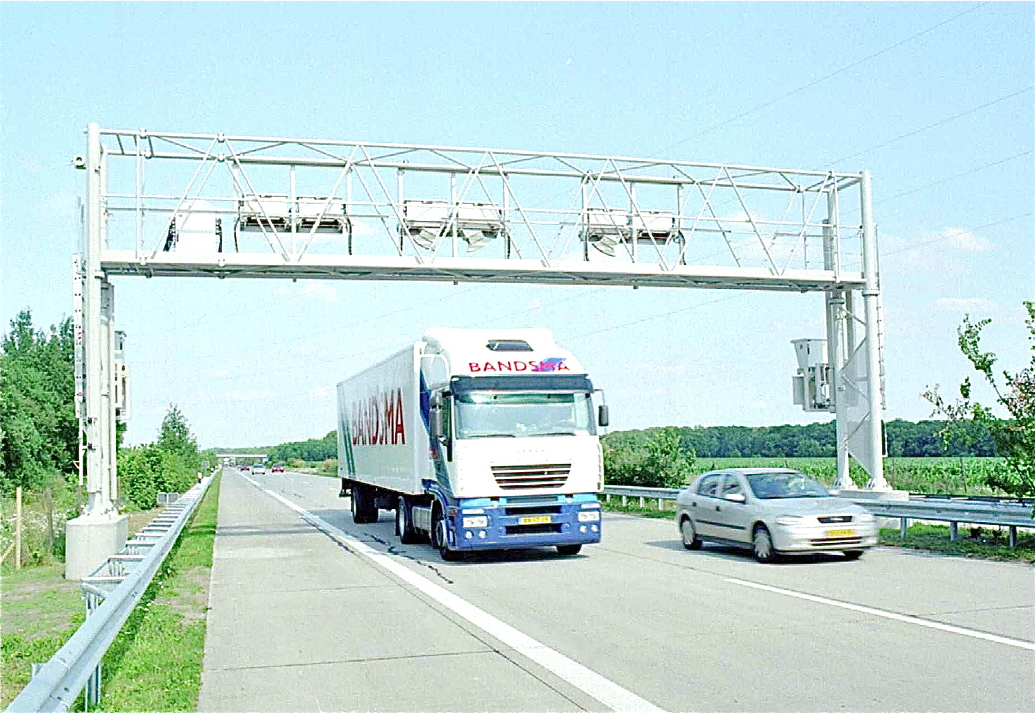 Kontrollbrücke für LKW. Foto: Auto-Medienportal.Net/ADAC