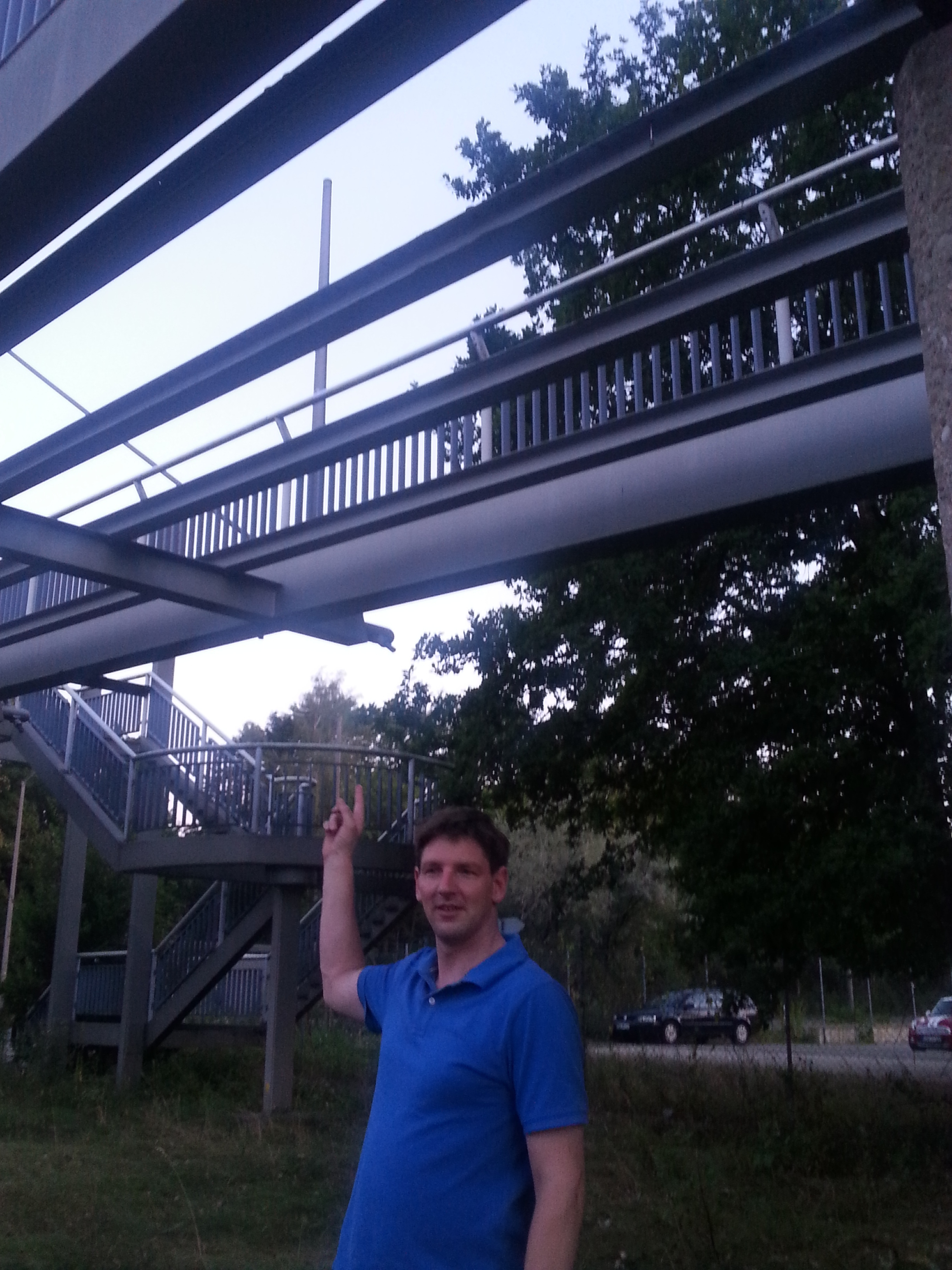 Stadtrat Alexander Christ unter der Brücke