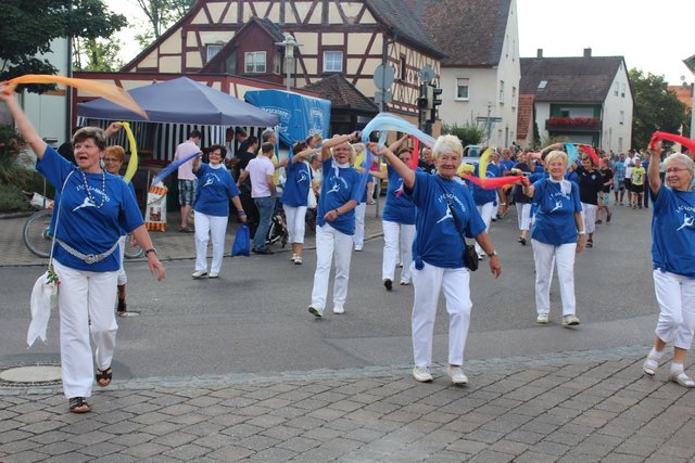 Die Turnerinnen des 1. FC Schwand sind traditionell am Kirchweihzug am Freitagabend dabei. | Foto: Renate Brügmann