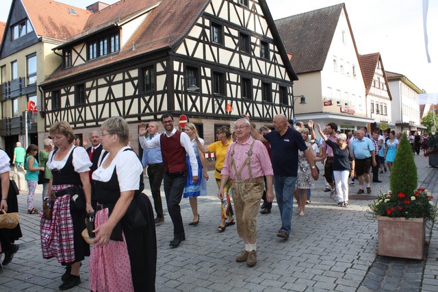 Der Kirchweihzug zieht vom Schloss Ratibor in Richtung Stadthalle. | Foto: Victor Schlampp