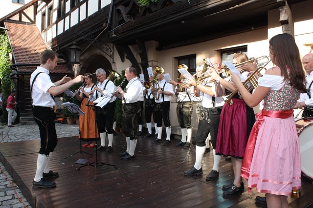 Zum Kirchweihauftakt gibt es Musik im Hof des Schlosses Ratibor. | Foto: Victor Schlampp