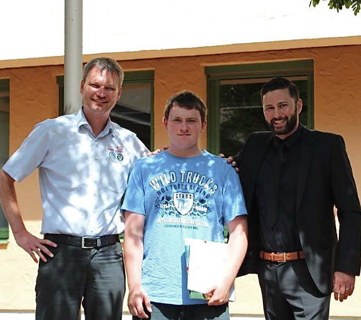 Stolz auf die Leistung: Lars Teich (Serviceleitung), Patrick Pavel und Robert Iljazovic (Klassenlehrer / v.l.n.r.). Foto: oh