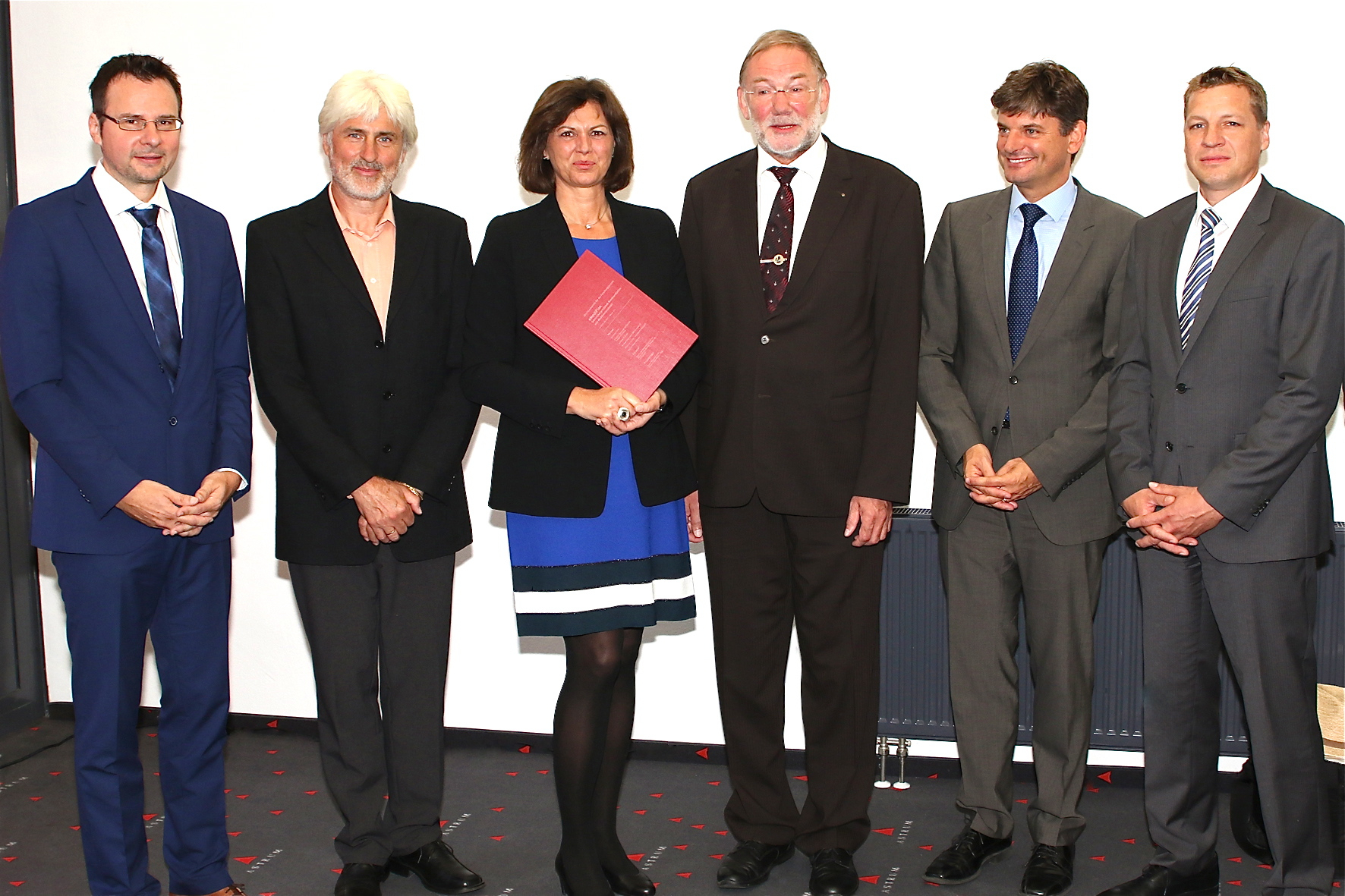 Stolz auf den erfolgreichen Projektabschluss: Prof. Dr. Harald Dormann (Chefarzt der zentralen Notaufnahme im Klinikum Fürth), Dr. Franz Jobst (Ärztegenossenschaft Mittelfranken e.G.), Ilse Aigner (Bayerische Staatsministerin für Wirtschaft und Medien, Energie und Technologie und Stellvertretende Ministerpräsidentin), Walter Greul (geschäftsführender Gesellschafter ASTRUM IT GmbH) und Ralph Steidl (Geschäftsführer ASTRUM IT GmbH / v.l.n.r.). Foto: oh