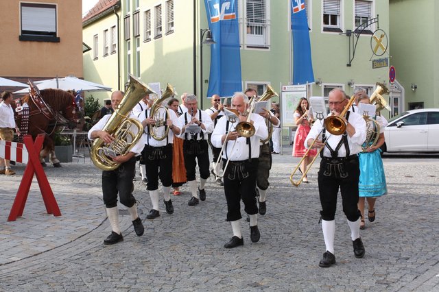 Fröhliche Marschmusik darf gehört dazu. | Foto: Victor Schlampp