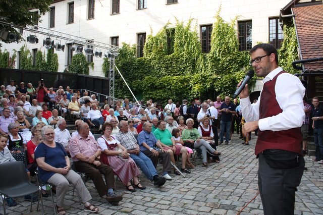 Erster Bürgermeister Ralph Edelhäußer begrüßt die Gäste. | Foto: Victor Schlampp