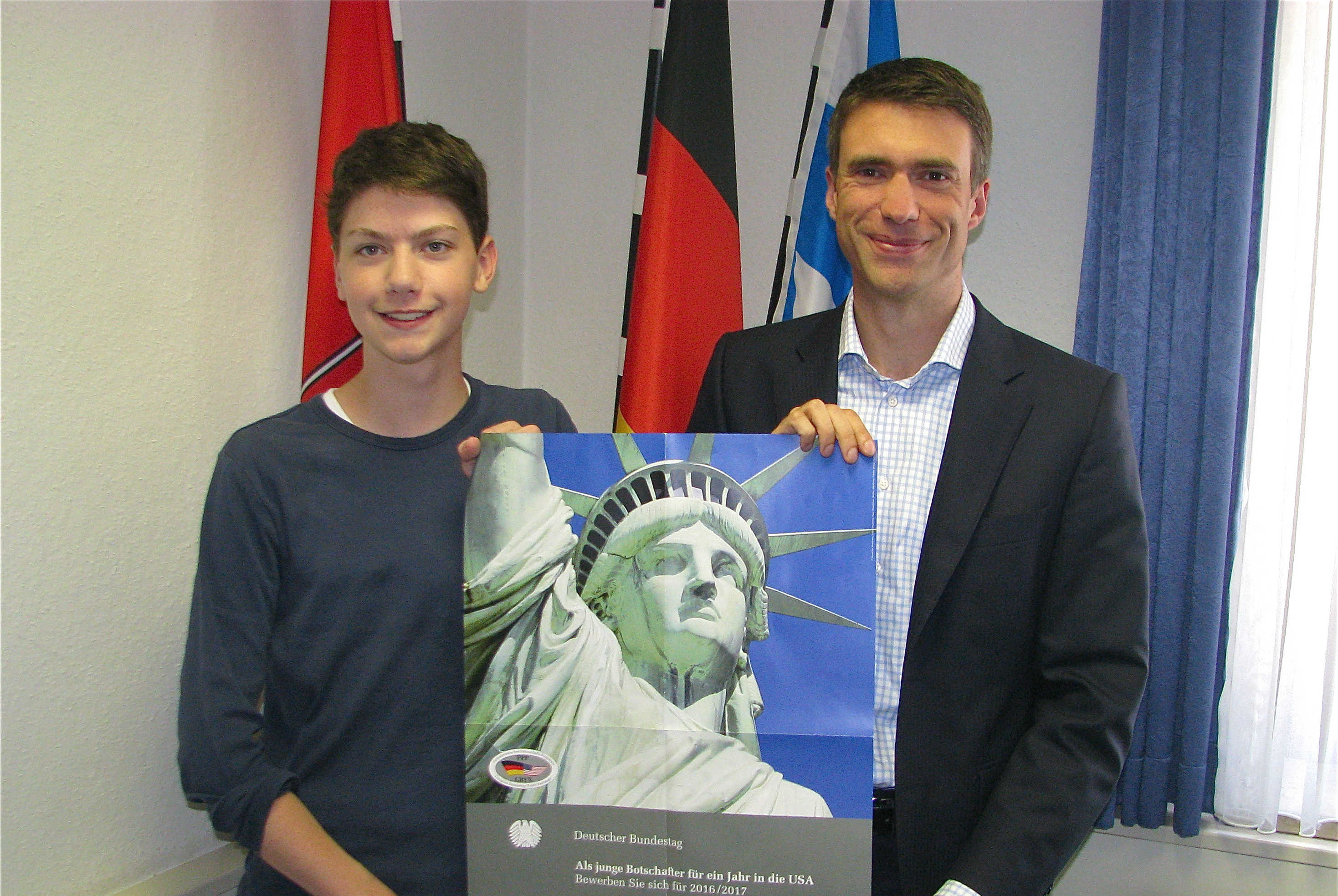 Stefan Müller gab Tom Kühnl die besten Wünsche mit auf den Weg. Foto: oh