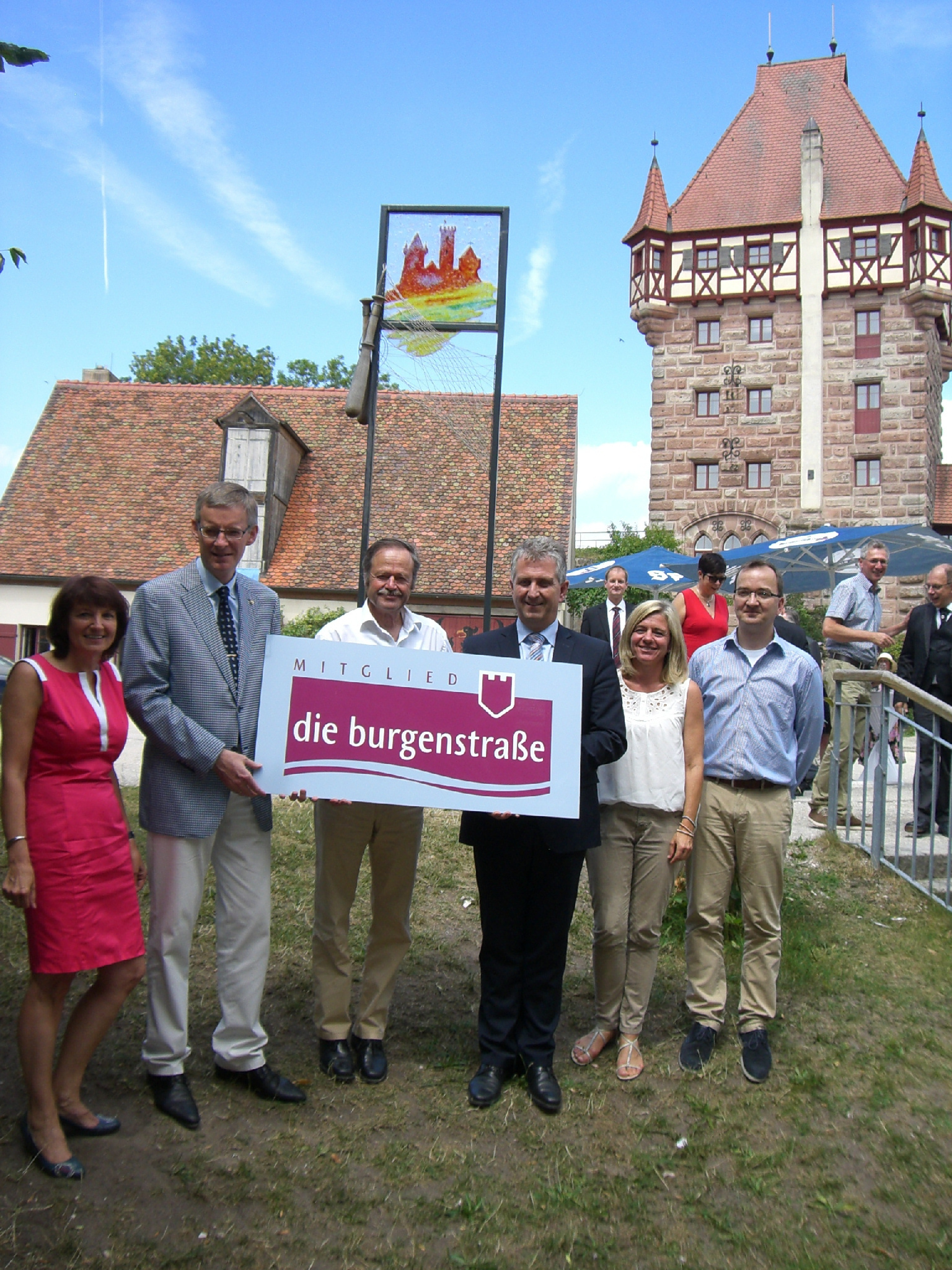 Freuen sich über den „Zuwachs“ der Burgenstraße: (v.l.n.r.) Burgenstraße-Geschäftsführerin Ariane Born, Vorsitzender Claus Brechter, Klaus Roscher, 3. Bürgermeister Langenzenn; Kurt Krömer(1. Bürgermeister Stadt Stein), Sabine Welp (Stadt Langenzenn) und Matthias Lange vom Kulturamt Cadolzburg.