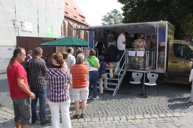 Zentraler Info- und Ticketpoint ist das Goldmobil am Königsplatz.