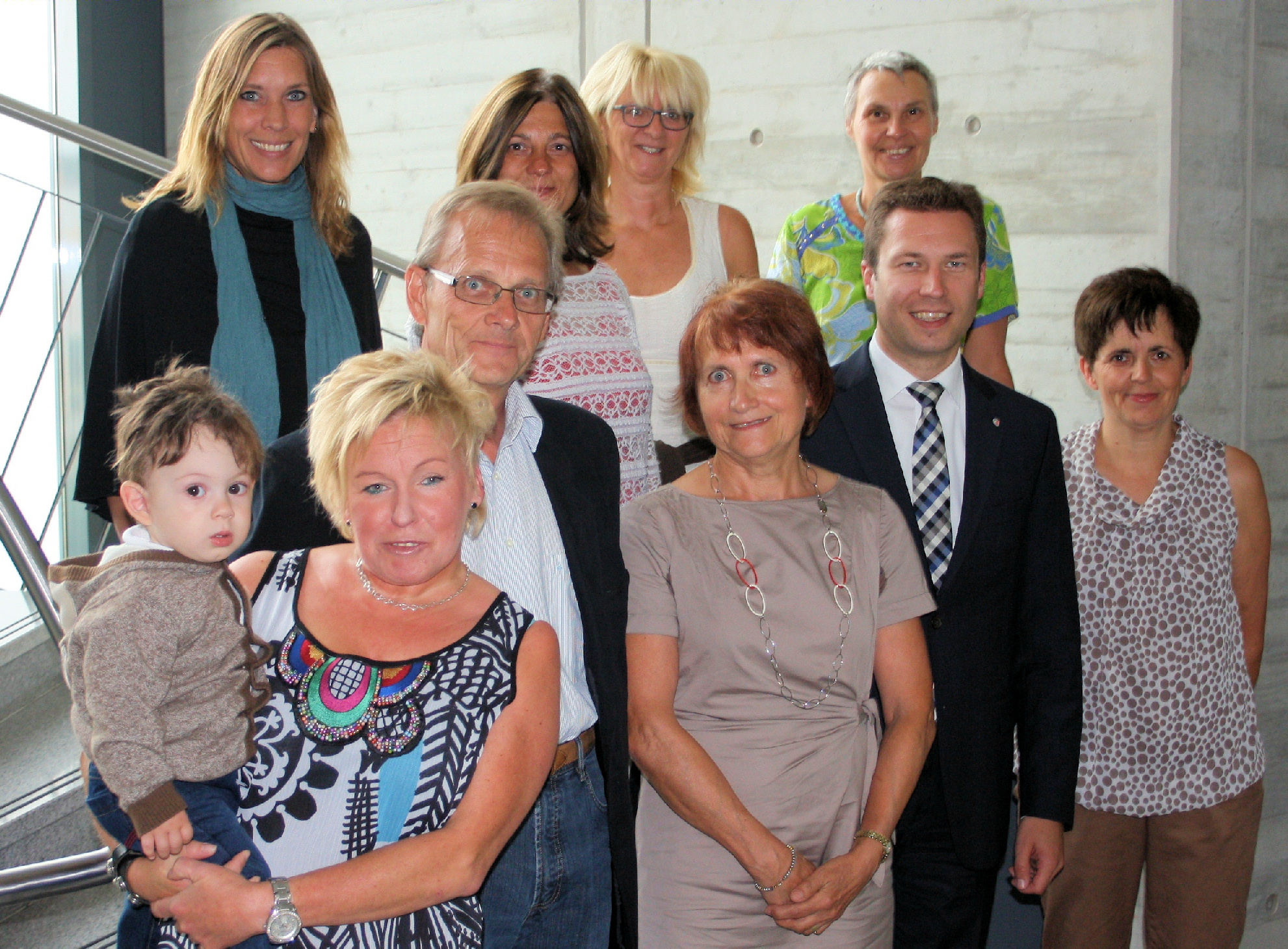 Landrat Matthias Dießl (2. von re) mit den ehrenamtlichen Familienpaten und den Koordinatorinnen.