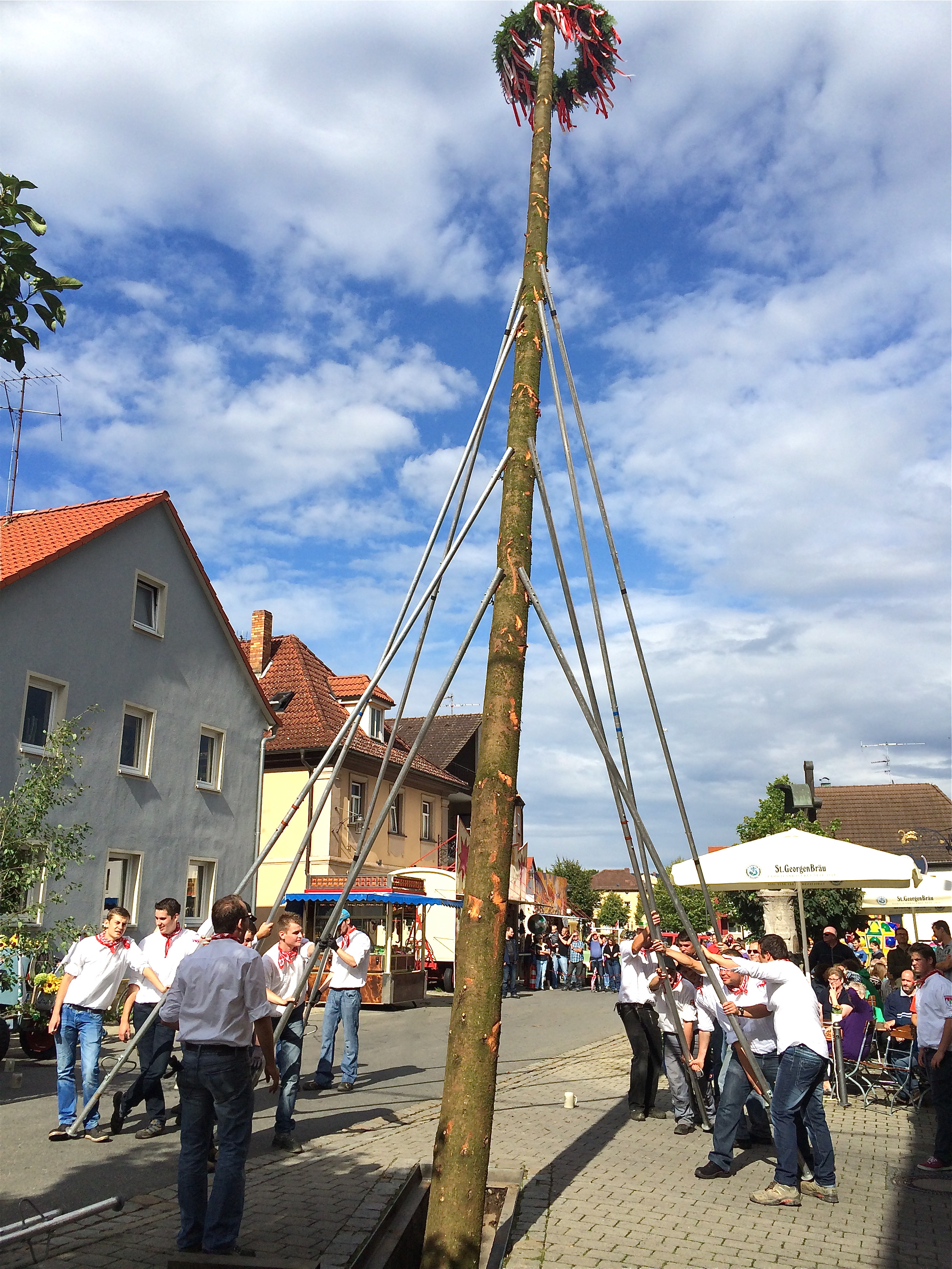 Das Baumaufstellen gehört traditionell zu jeder Kärwa dazu. Foto: oh