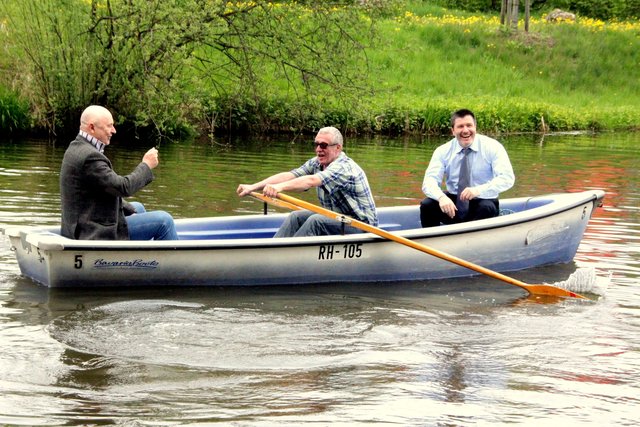 Auf geht´s zur Jungfernfahrt mit Willy Büttl, Captain Knotz und Bürgermeister Jürgen Spahl (v.li.) ! Fotos: Ursula Kaiser-Biburger