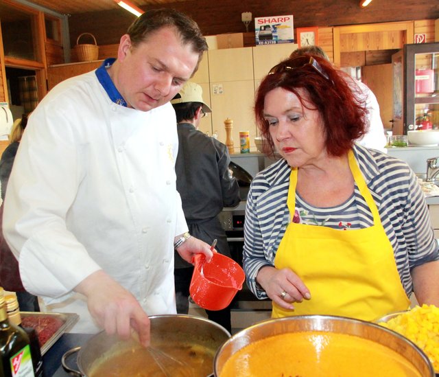 Konzentriert schaute Margit Franzke zu, als ihr Waldemar Nagel noch die letzten Tipps für die Fertigstellung des Ananas-Ragouts gab, das den Nachtisch krönte.  Fotos: Ursula Kaiser-Biburger