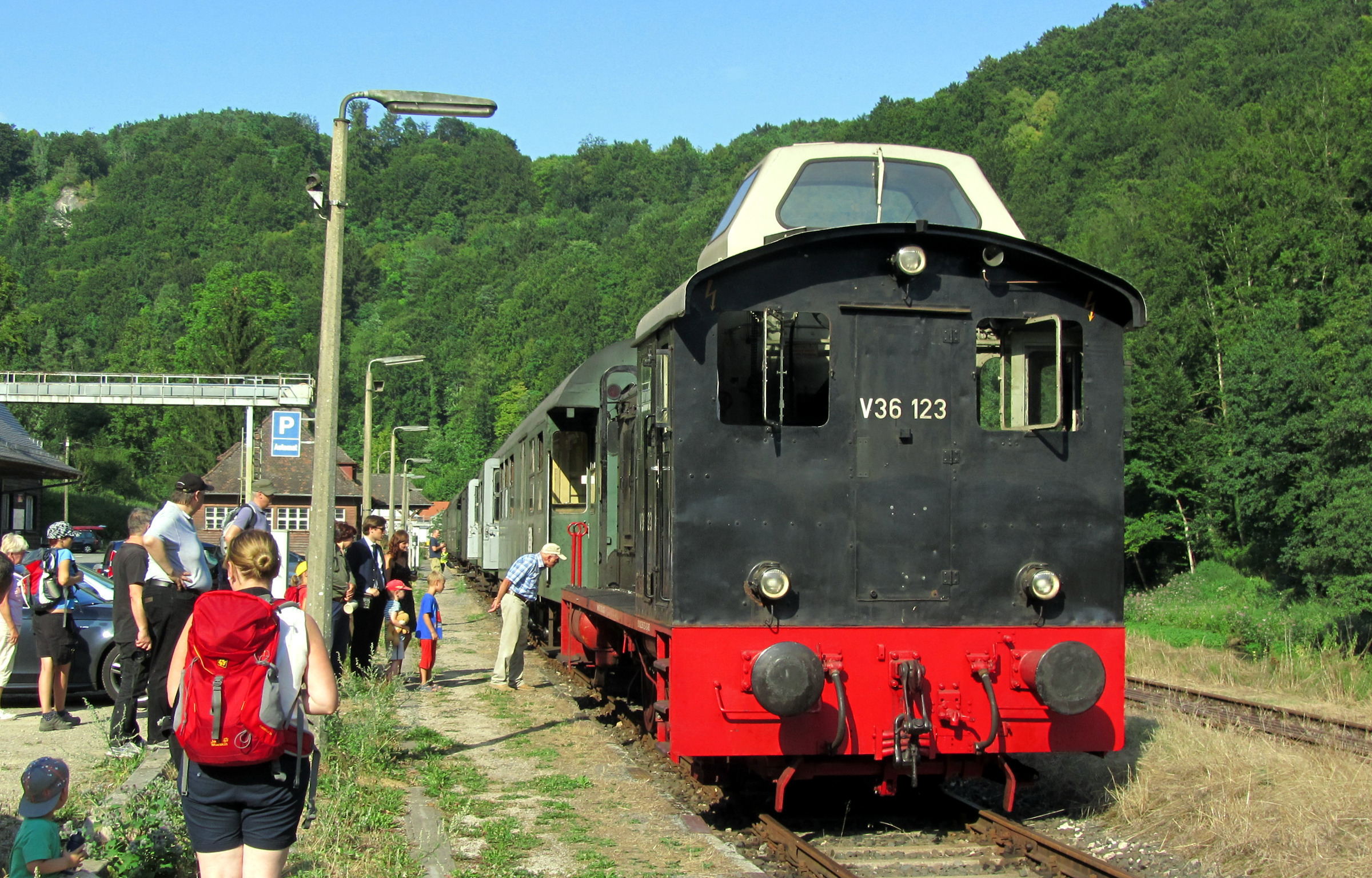 35 Jahre nach dem ersten öffentlichen Zug der Dampfbahn Fränkische Schweiz e.V. steht die 1940 gebaute Diesellok V36 123 am 9. August 2015 abfahrbereit vor dem Museumsbahnzug.