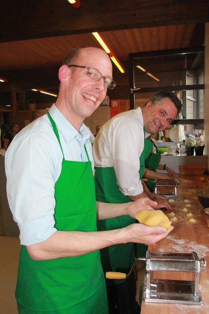 Tja, alles handgemacht! Tobias Franzke ( Schwabacher Geschäftsführer vom Axel-Springer-Verlag machte zusammen mit Karl Schulz von den Rummelsberger Anstalten erstmals Nudelteig und Ravioli, die wirklich köstlich schmeckten. Fotos: Ursula Kaiser-Biburger