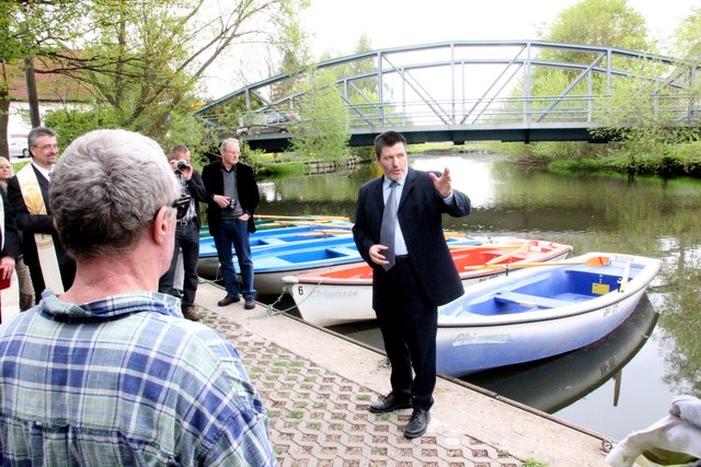 Zum offiziellen Auftakt wünschte Rednitzhembachs erster Bürgermeister Jürgen Spahl (re.) dem  neuen Pächter (li. im vorne) viel Erfolg. Fotos: Ursula Kaiser-Biburger