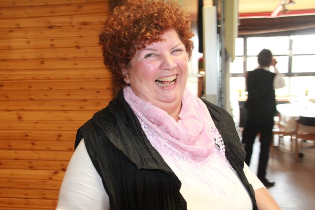 Heidi Lessner, früher Hauswirtschaftslehrerin in Rednitzhembach half den Schülerinnen und Schülern beim Bedienen. Fotos: Ursula Kaiser-Biburger