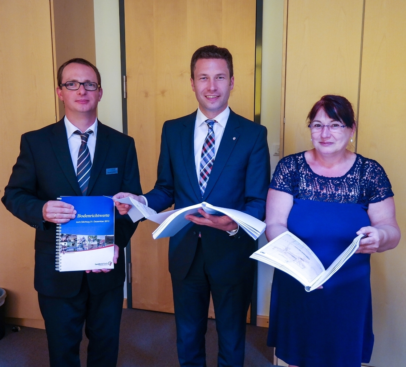 (V.l.n.r.): Tilmann Lohse, Vorsitzender des Gutachterausschusses; Landrat Matthias Dießl und Bete Meyer-Führer vom Gutachterausschuss bei der Vorstellung der Bodenrichtwerte. Foto: Landkreis Fürth