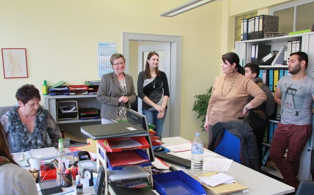 Auch die stellvertretende Chefin für Personalentwicklung Karin Brechtelsbauer (2.v.li.) freute sich über den Besuch der Wirtschaftsschüler. Fotos: Ursula Kaiser-Biburger