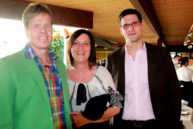 Clemens und Carola Lubowski freuten sich zusammen mit Peter Levay (v.li.), dem beliebten Schwabacher Reinhard-Mey-Interpreten, auf einen spannenden  kulinarischen Abend. Fotos: Ursula Kaiser-Biburger