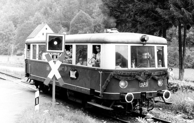 Am 9. August 1980 verkehrte der erste öffentliche Zug auf der Museumsbahn mit dem Triebwagen VT 135 069, nur sechs Jahre nach Gründung des Vereins "Dampfbahn Fränkische Schweiz e.V.". | Foto: Arno Weihrauch