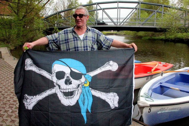 Ab jetzt ist Doc Knotz mit dieser geschenkten Piratenflagge Captain Knotz! Fotos: Ursula Kaiser-Biburger
