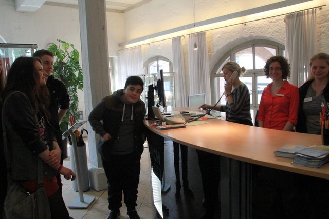 Im Rathaus besuchte Klasse zunächst das Bürgerbüro, bei dem der Service für die Bürger im Mittelpunkt der Tätigkeit steht. Fotos: Ursula Kaiser-Biburger
