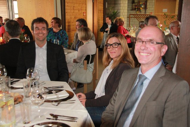 An so einem gelungenen Abend, den seine Ehefrau Renate als Schulleiterin der Comenius-Schule initiierte,  konnte Stadtrat Klaus Neunhoeffer(ganz re.)  sowie der frisch vermählte Schwabacher Stadtkämmerer Sascha Spahic(li.)  und seine Frau Shirin Klassmann nichts anderes als Strahlen. Fotos: Ursula Kaiser-Biburger