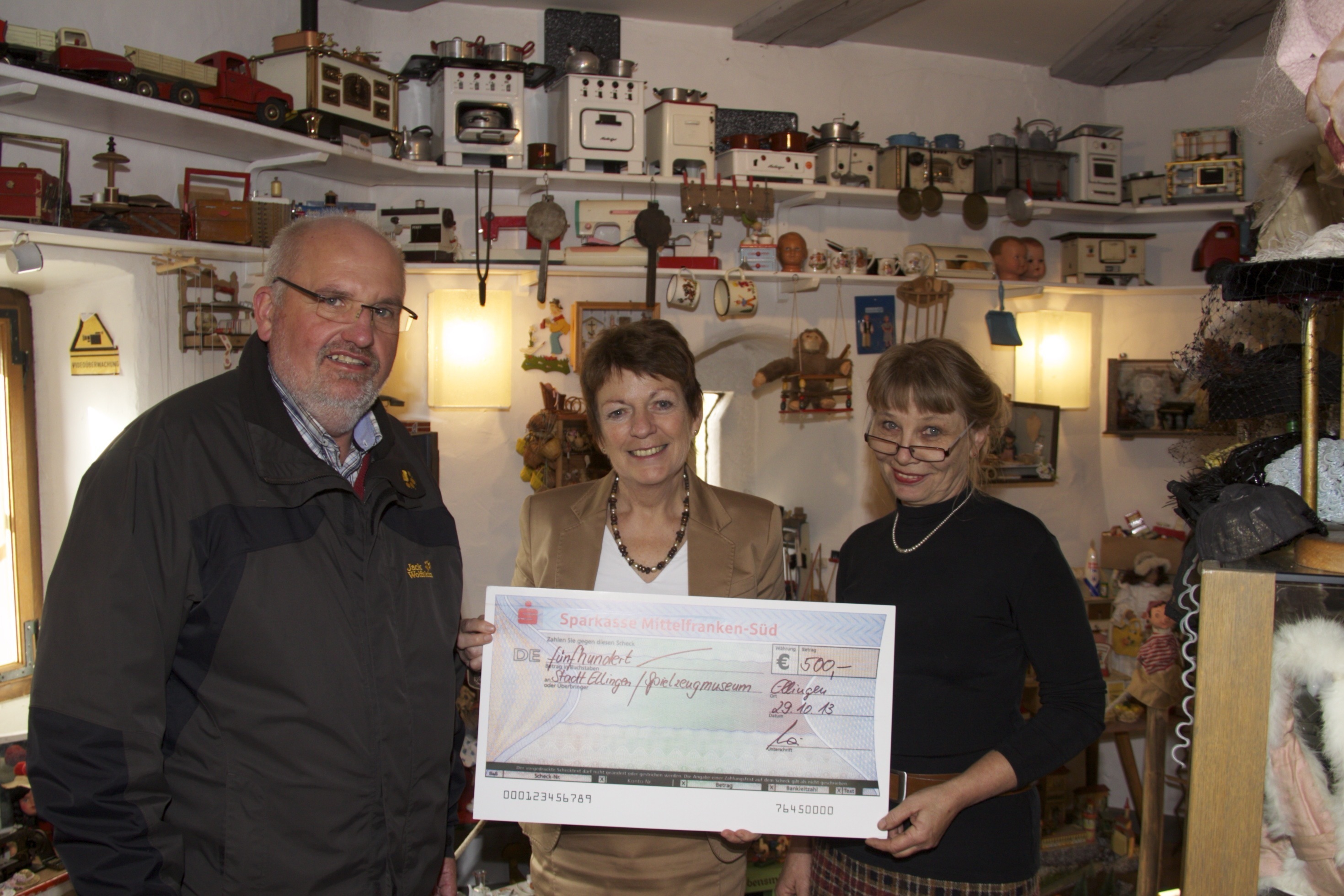 Bürgermeister Walter Hasl, die Geschäftstellenleiterin der Sparkasse Mittelfranken Süd in Ellingen Elfriede Weis und die Museumsleiterin Henriette Westinger bei der Spendenübergabe Fotos: Manfred Fritsche