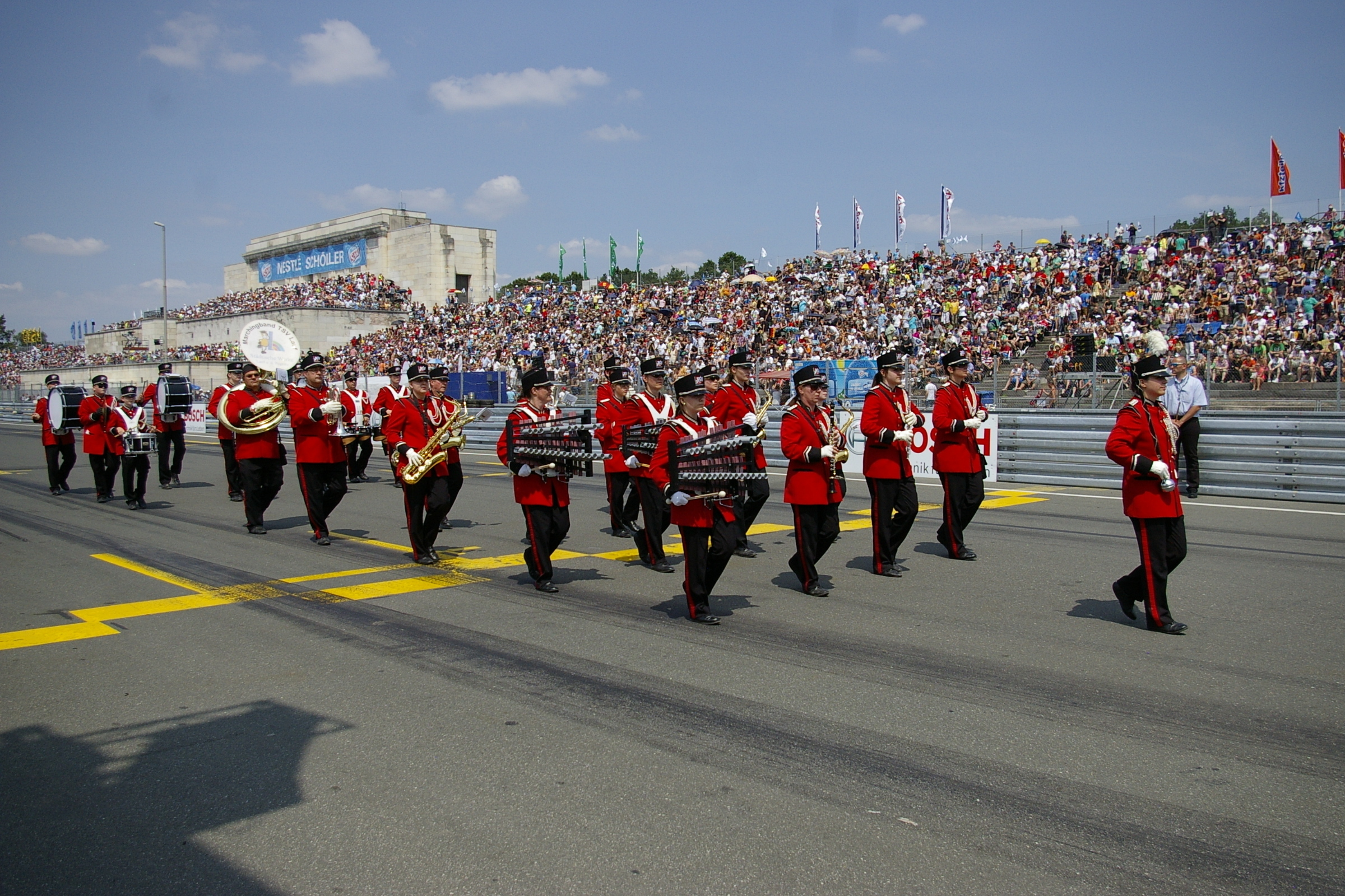 Marchingband vor der Steintribühne auf dem Norisring. Fotos: Anton Hensel