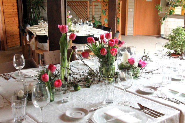 Jeder Tisch mit Frühlingsblumen liebevoll in unterschiedlichen Farbtönen sorgsam von Schülern der Berufsschulstufe dekoriert. Fotos: Ursula Kaiser-Biburger