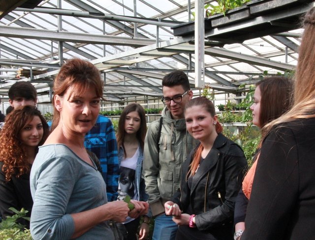 Stadtgärtnerin Cornelia Grebe-Donhauser vermittelte den Schülerinnen und Schüler eindrucksvoll, dass man den Gärtner-Beruf lieben müsse. Fotos: Ursula Kaiser-Biburger