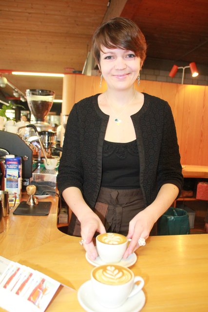 Luzia Taschler servierte nicht einfach einen Cappuccino, sondern sie verzierte jeden mit einer Blüte auf dem Milchschaum ganz individuell. Fotos: Ursula Kaiser-Biburger