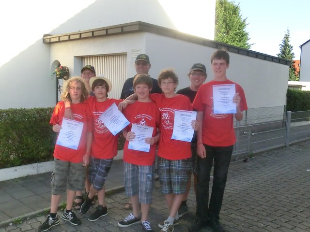 Die Mannschaft mit Robin Althof, Michael Schüller, Daniell Messall, Felix Hecht und Jonas Aldenhoven. Hinter der Mannschaft die Betreuerin Andrea Langhardt, OV-Vorsitzender Detlef Langhardt und Axel Langhardt der als Kampfrichter den OV vertrat. Foto: Langhardt, Zirndorf