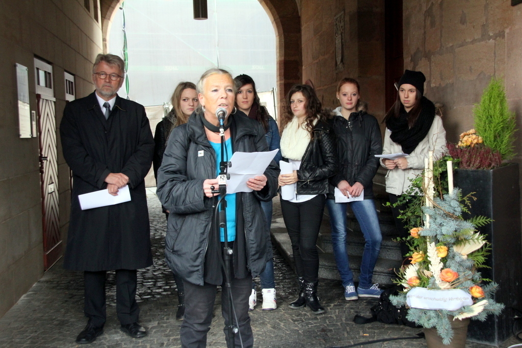 Christel Hausladen-Sambale von der Initiative für Demokratie gegen Rechtsextremismus eröffnete die Gedenkveranstaltung zum 75. Jahrestag der Reichspogromnacht. Fotos: Ursula Kaiser-Biburger