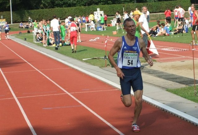 Alles geben fürs Team: Ulrich Grönhardt kämpft sich ins Ziel... Fotos: LAC Quelle Fürth